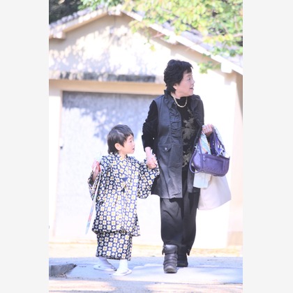 ko1low photographが出張撮影した紫色, 楽しげ, 子どもが写ったエンゲージメントフォトの写真