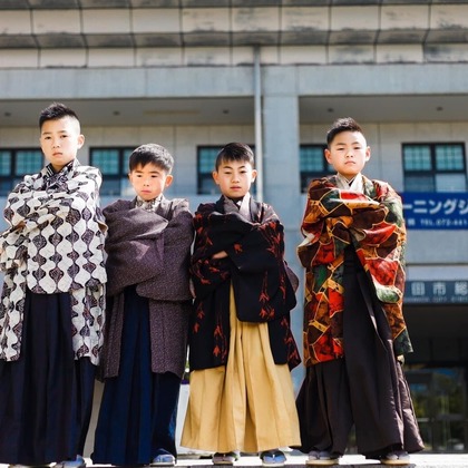 中井企画が出張撮影したKishiwada Castle, スポーツユニフォーム, 分かち合うなどが写った「ハーフ成人式」の家族写真