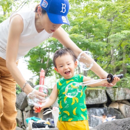 大森光太郎・K-PHOTOが出張撮影した赤ちゃん・幼児服, 分かち合う, フラッシュ撮影などが写った「家族写真撮影」の家族写真