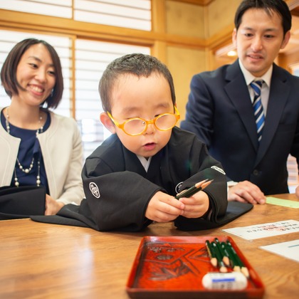 竹部 祐樹が出張撮影した防府天満宮, 足首, 人間の足などが写った「七五三＠防府天満宮」の家族写真