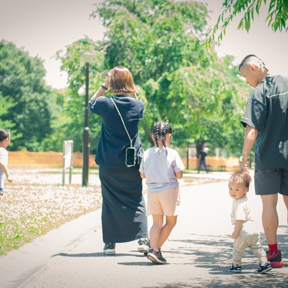 この写真は、出張撮影(家族写真(キッズ,ベビーフォト))のアルバム「みんなの公園」にある写真の1枚で、家族写真(キッズ,ベビーフォト)などが写っています。<br>「みんなの公園」では他にも:albumPhotoCount枚の家族写真を見ることができます。撮影者は戸澤麻衣です。カメラマンのプロフィールページで、家族写真(キッズ,ベビーフォト)撮影の口コミやおすすめコメントを見ることができます。