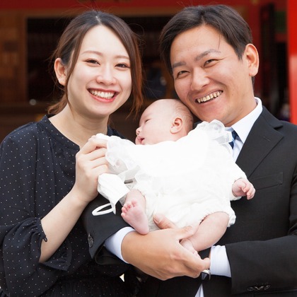 中井企画が出張撮影した挨拶, ネクタイ, 赤ちゃん・幼児服などが写った「お宮参り」の家族写真