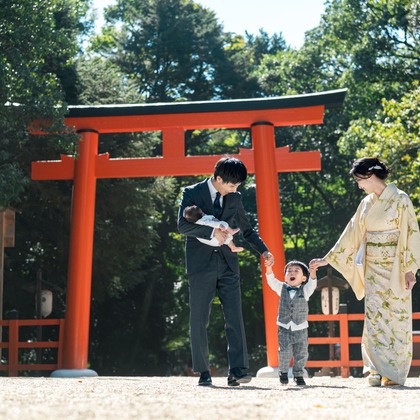 櫻井一平が出張撮影した自然の中の人々, 日本の建築, 中国建築などが写った「ファミリーフォト」の家族写真