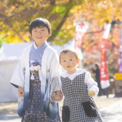 スタジオ11が出張撮影したシャツ, 自然の中の人々, 立っているなどが写った「七五三のお参り案件」の家族写真