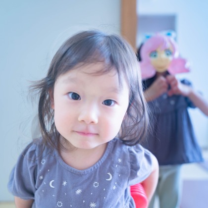この写真は、出張撮影(家族写真(キッズ,ベビーフォト))のアルバム「七五三ロケーションフォト（お支度から神社撮影まで）」にある写真の1枚で、家族写真(キッズ,ベビーフォト)などが写っています。<br>「七五三ロケーションフォト（お支度から神社撮影まで）」では他にも:albumPhotoCount枚の家族写真を見ることができます。撮影者は北海道ロケーションフォトウェディング♪です。カメラマンのプロフィールページで、家族写真(キッズ,ベビーフォト)撮影の口コミやおすすめコメントを見ることができます。