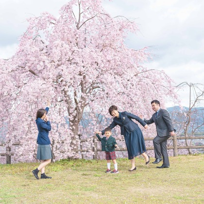 フォトグラファー笹が出張撮影したフラッシュ撮影, 自然の風景, 自然の中の人々が写った家族写真の出張撮影の写真
