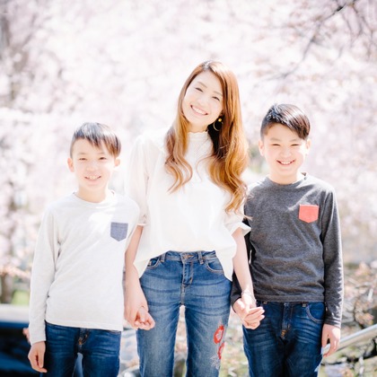 アトリエ　エピカ/清水　一哉が出張撮影した植物, 感情, レクリエーションなどが写った「桜フォト」の家族写真