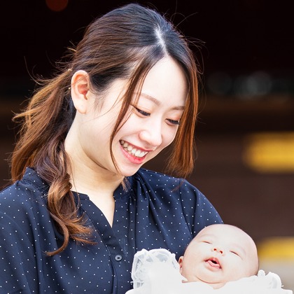 中井企画が出張撮影した挨拶, ネクタイ, 赤ちゃん・幼児服などが写った「お宮参り」の家族写真
