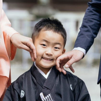 Aurora Photographyが出張撮影したSōjutsu, 遊び場スライド, ジェスチャーなどが写った「七五三、日常撮影」の家族写真