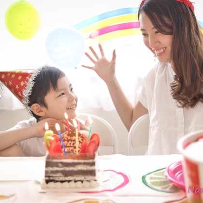 naru2photoが出張撮影したバースデーキャンドル, 分かち合う, シャツなどが写った「お誕生会」の家族写真