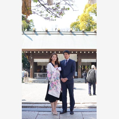 中村誠琢が出張撮影したネクタイ, フラッシュ撮影, ジェスチャーなどが写った「お宮参り」の家族写真