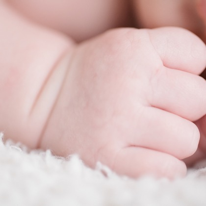 アトリエ　エピカ/清水　一哉が出張撮影したカレンダー, 就寝時間, ニューボーンフォト(新生児写真)などが写った「ニューボーンフォト」の家族写真