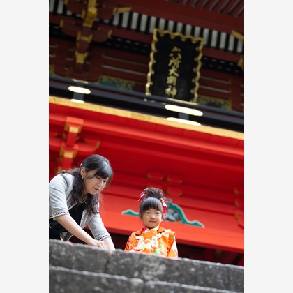 この写真は、出張撮影(家族写真(キッズ,ベビーフォト))のアルバム「七五三」にある写真の1枚で、家族写真(キッズ,ベビーフォト)などが写っています。<br>「七五三」では他にも:albumPhotoCount枚の家族写真を見ることができます。撮影者はMTワークスです。カメラマンのプロフィールページで、家族写真(キッズ,ベビーフォト)撮影の口コミやおすすめコメントを見ることができます。