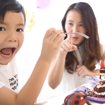 naru2photoが出張撮影したバースデーキャンドル, 分かち合う, シャツなどが写った「お誕生会」の家族写真
