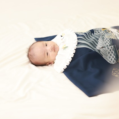 A-Studioが出張撮影したフリル, 赤ちゃん・幼児服, リネンなどが写った「子供写真（お宮参り）」の家族写真