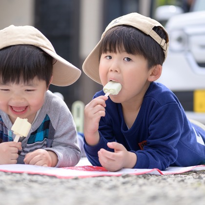 大塚由充が出張撮影した子供たちと遊ぶ, 子供たち, 食べるが写った家族写真の出張撮影の写真