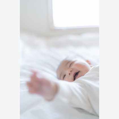 モーメンツが出張撮影した清潔さ, 裸足, フラッシュ撮影などが写った「1歳バースデイ」の家族写真