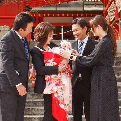 中井企画が出張撮影した挨拶, ネクタイ, 赤ちゃん・幼児服などが写った「お宮参り」の家族写真