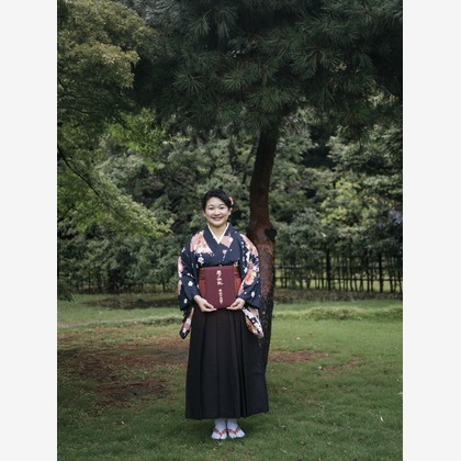 植村由理が出張撮影した脊椎動物, コミュニケーション, 植物などが写った「卒業式 at 早稲田大学、オークウッドプレミア東京」の家族写真