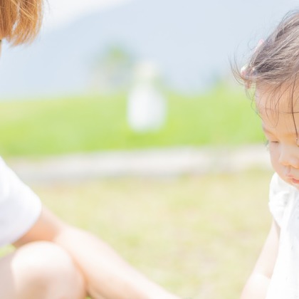 ゆのみふぉとが出張撮影した「芝生での一コマ」の家族写真