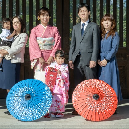 寫樂斎が出張撮影した罰金, 自然の中の人々, フェンスが写った七五三フォトの写真