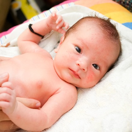 Aya Petite Photographyが出張撮影した赤ちゃんの入浴, 入浴, むき出しのなどが写った「ニューボーンフォト」の家族写真