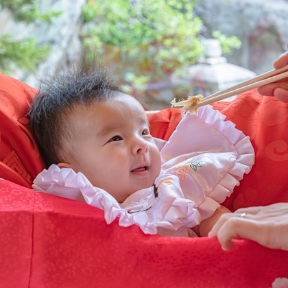 高木勇斗が出張撮影した「お食い初め」の家族写真