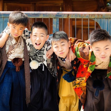中井企画が出張撮影したKishiwada Castle, スポーツユニフォーム, 分かち合うなどが写った「ハーフ成人式」の家族写真