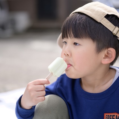 大塚由充が出張撮影した子供たちと遊ぶ, 子供たち, 食べるが写った家族写真の出張撮影の写真