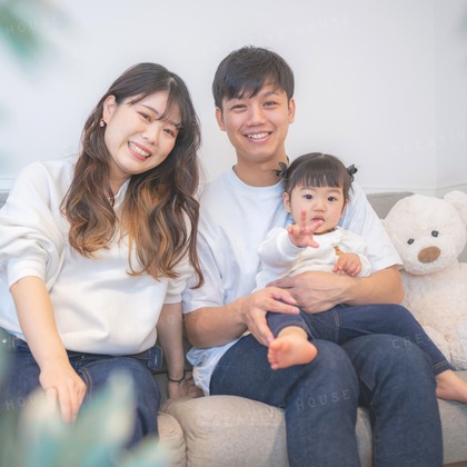 CREATIVE HOUSEが出張撮影したフラッシュ撮影, ビーチの人々, ジェスチャーなどが写った「マタニティフォト」の家族写真