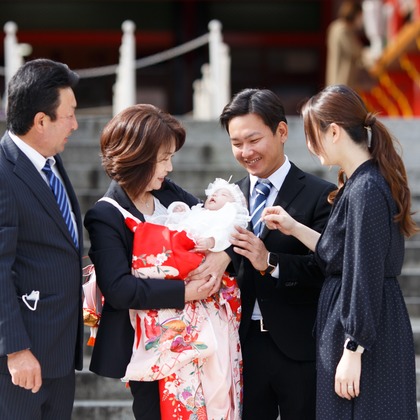 中井企画が出張撮影した挨拶, ネクタイ, 赤ちゃん・幼児服などが写った「お宮参り」の家族写真