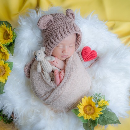 まんまるフォトが出張撮影したビーニー, ニューボーンフォト(新生児写真), ライラックなどが写った「ニューボーンフォト」の家族写真