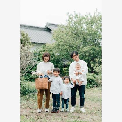 この写真は、出張撮影(家族写真(キッズ,ベビーフォト))のアルバム「家族写真（長野県東御市）」にある写真の1枚で、家族写真(キッズ,ベビーフォト)などが写っています。<br>「家族写真（長野県東御市）」では他にも:albumPhotoCount枚の家族写真を見ることができます。撮影者はプリチャード香里です。カメラマンのプロフィールページで、家族写真(キッズ,ベビーフォト)撮影の口コミやおすすめコメントを見ることができます。