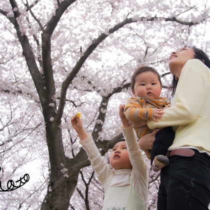 大森光太郎・K-PHOTOが出張撮影した赤ちゃん・幼児服, 分かち合う, フラッシュ撮影などが写った「家族写真撮影」の家族写真