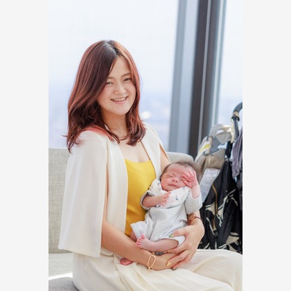 ちずカメラが出張撮影したジェスチャー, 自然の中の人々, 顔などが写った「親子」の家族写真