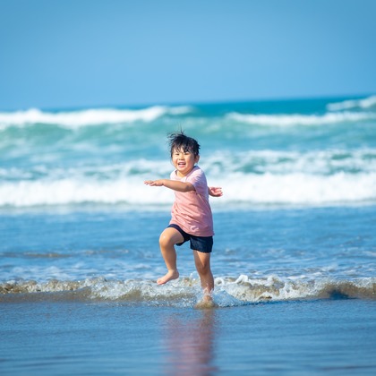 高橋 千尋が出張撮影したドラム, フラッシュ撮影, ビーチの人々などが写った「海」の家族写真