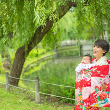 高木勇斗が出張撮影した赤ちゃん・幼児服, 自然の中の人々, 街路灯が写ったお宮参りの写真