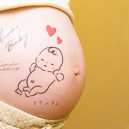この写真は、出張撮影(家族写真(キッズ,ベビーフォト))のアルバム「マタニティフォト in スタジオ」にある写真の1枚で、家族写真(キッズ,ベビーフォト)などが写っています。<br>「マタニティフォト in スタジオ」では他にも:albumPhotoCount枚の家族写真を見ることができます。撮影者はスマイルグローバルフォトです。カメラマンのプロフィールページで、家族写真(キッズ,ベビーフォト)撮影の口コミやおすすめコメントを見ることができます。