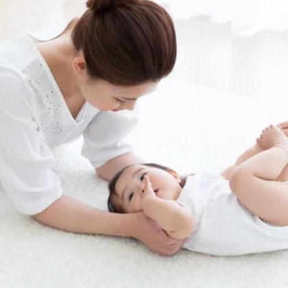 CREATIVE HOUSEが出張撮影したネクタイ, 分かち合う, フラッシュ撮影などが写った「ファミリーフォト出張撮影」の家族写真