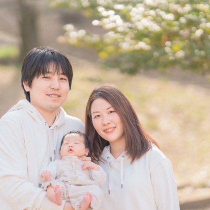 この写真は、出張撮影(家族写真(キッズ,ベビーフォト))のアルバム「公園にて」にある写真の1枚で、家族写真(キッズ,ベビーフォト)などが写っています。<br>「公園にて」では他にも:albumPhotoCount枚の家族写真を見ることができます。撮影者は池田廉です。カメラマンのプロフィールページで、家族写真(キッズ,ベビーフォト)撮影の口コミやおすすめコメントを見ることができます。