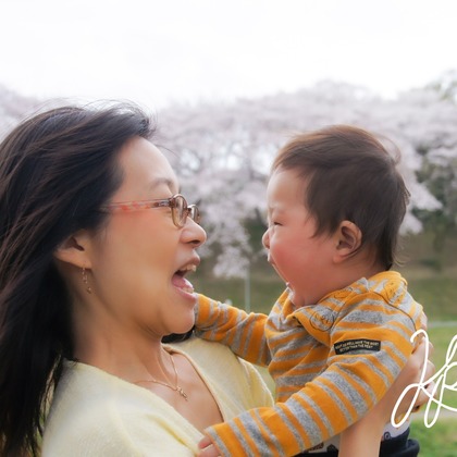大森光太郎・K-PHOTOが出張撮影した赤ちゃん・幼児服, 分かち合う, フラッシュ撮影などが写った「家族写真撮影」の家族写真