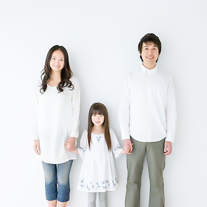 CREATIVE HOUSEが出張撮影したネクタイ, 分かち合う, フラッシュ撮影などが写った「ファミリーフォト出張撮影」の家族写真