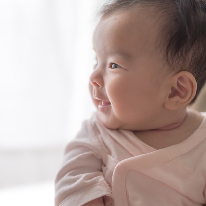 高木勇斗が出張撮影した赤ちゃん・幼児服, 自然の中の人々, 街路灯が写ったニューボーンフォトの写真