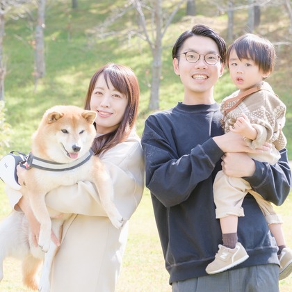 高夏写真店が出張撮影した子鹿, 襟, 肉食動物などが写った「家族写真の撮影」の家族写真