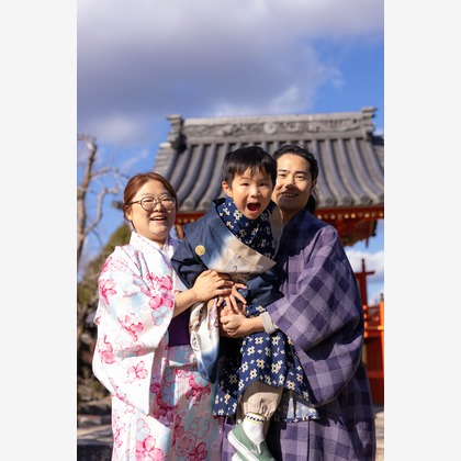 T.Matsumuraが出張撮影したイベント, 清潔さ, 罰金などが写った「和装（外国人）」の家族写真