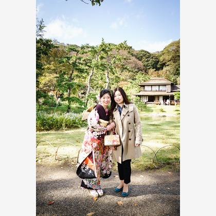 アトリエ　エピカ/清水　一哉が出張撮影した横浜イングリッシュガーデン, ストリートファッション, 自然の中の人々などが写った「成人前撮り　＠三渓園」の家族写真