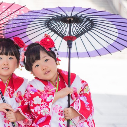 写真館PhotoLが出張撮影した自然の中の人々, 黄, 子どもが写ったエンゲージメントフォトの写真
