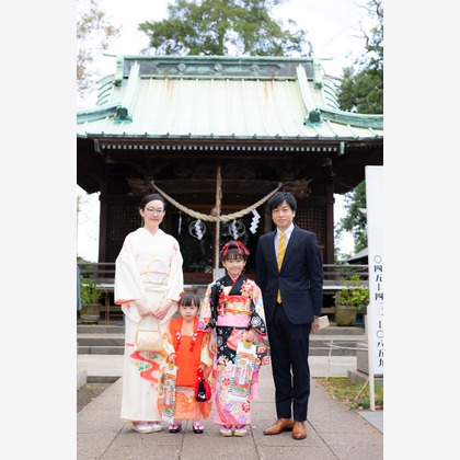 T.Matsumuraが出張撮影したShinohara Hachiman Jinja, 止まった鳥, ストリートファッションなどが写った「七五三＠篠原八幡神社」の家族写真