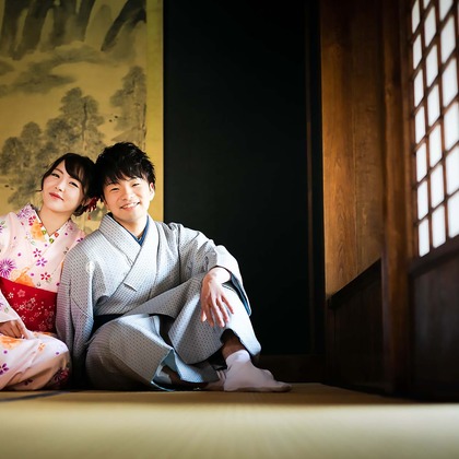 この写真は、出張撮影(家族写真(キッズ,ベビーフォト))のアルバム「カジュアル着物で桜ロケーション撮影　2019年4月」にある写真の1枚で、家族写真(キッズ,ベビーフォト)などが写っています。<br>「カジュアル着物で桜ロケーション撮影　2019年4月」では他にも:albumPhotoCount枚の家族写真を見ることができます。撮影者はAPKです。カメラマンのプロフィールページで、家族写真(キッズ,ベビーフォト)撮影の口コミやおすすめコメントを見ることができます。