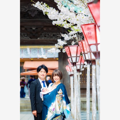 Kan Suzuki  photographyが出張撮影した家族写真, お宮参り, 桜などが写った「お宮参り」の家族写真